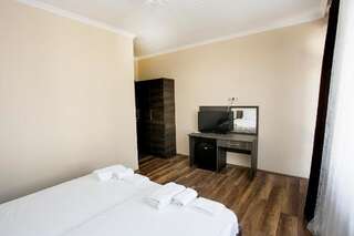 Отель Отель «Акуа Резорт» Сухум Двухместный номер с 2 отдельными кроватями и балконом-1